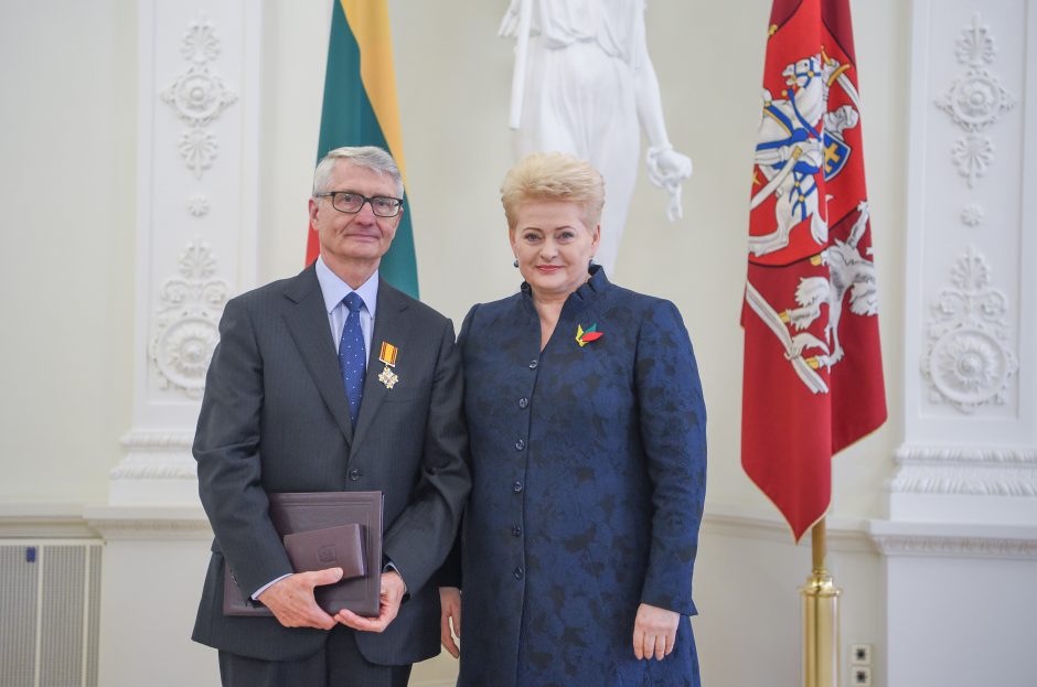 Valstybės ordinai – profesoriui L. Mažyliui, apžvalgininkui A. Tapinui