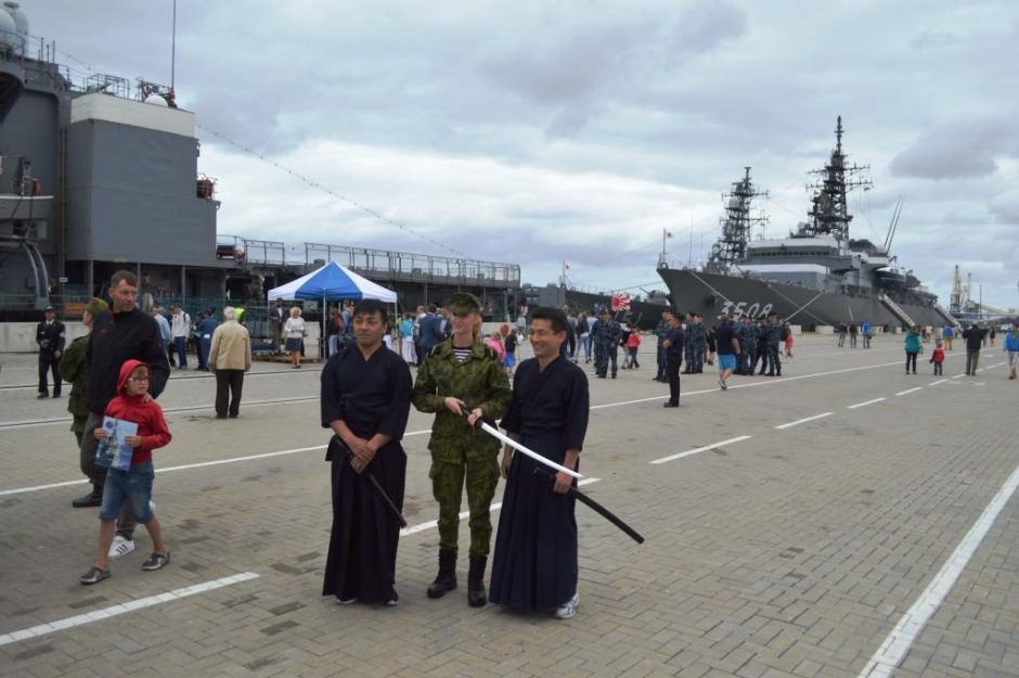 Klaipėdiečiai aktyviai lanko Japonijos karinius laivus