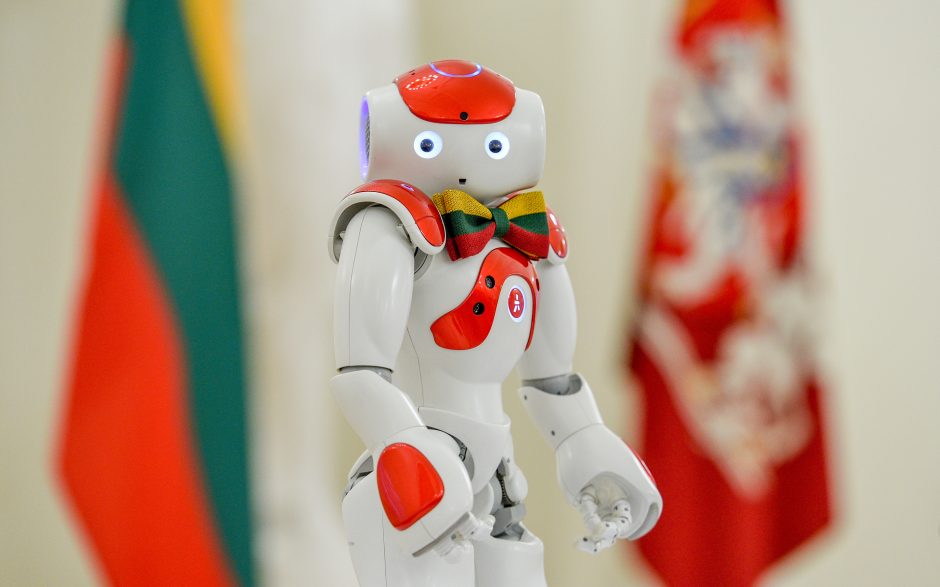 Apdovanoti jaunuosius mokslininkus prezidentei padėjo robotas