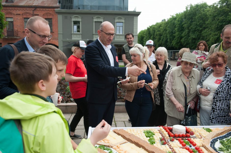 Vilnius sveikina Kauną: iš vaišių sudėlioti miesto simboliai