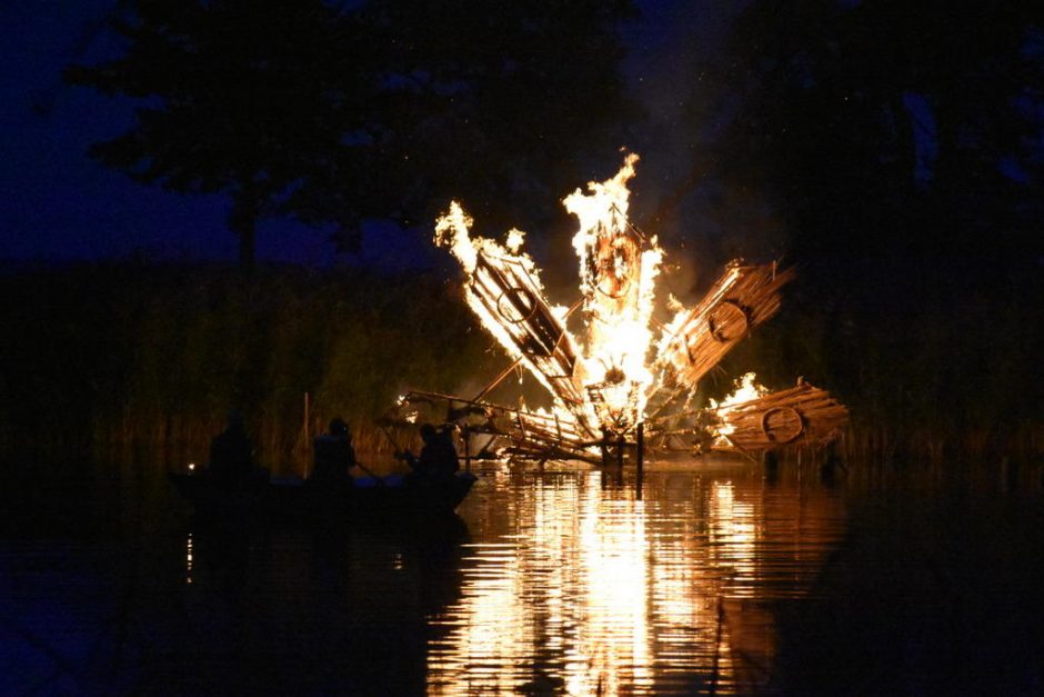 Juodkrantėje liepsnojo nendrinės skulptūros