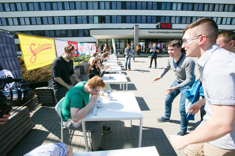 Studentai patikrino ir savo skrandžių talpą 