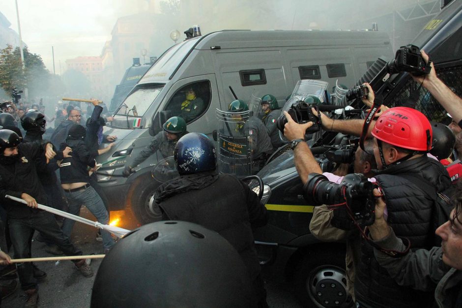 Romoje per protestus prieš taupymą kilo muštynės