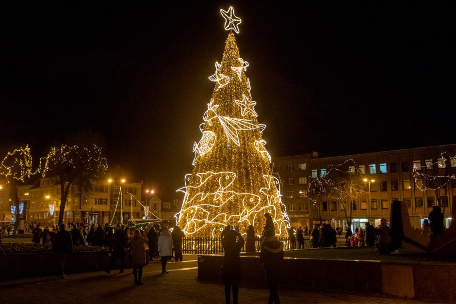 Didžiuosiuose miestuose sužibo Kalėdų eglės: kuri gražiausia?