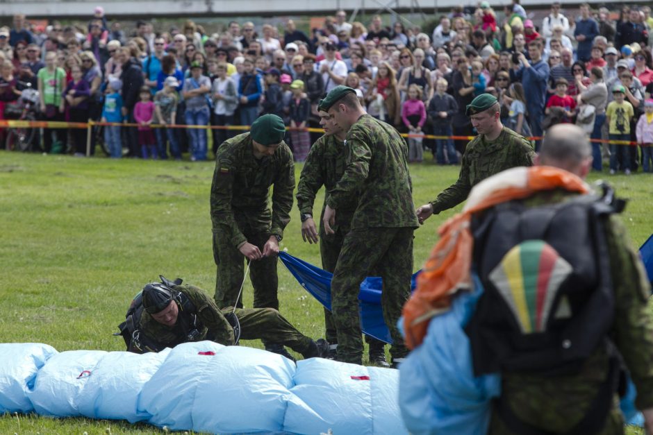 Kariuomenės ir visuomenės šventėje – NATO sąjungininkų naikintuvai