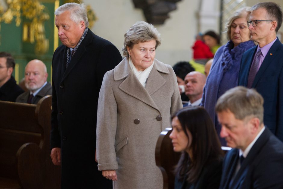 Atsisveikinimas su J. Požela: tarti „sudie“ plūsta daugybė žmonių