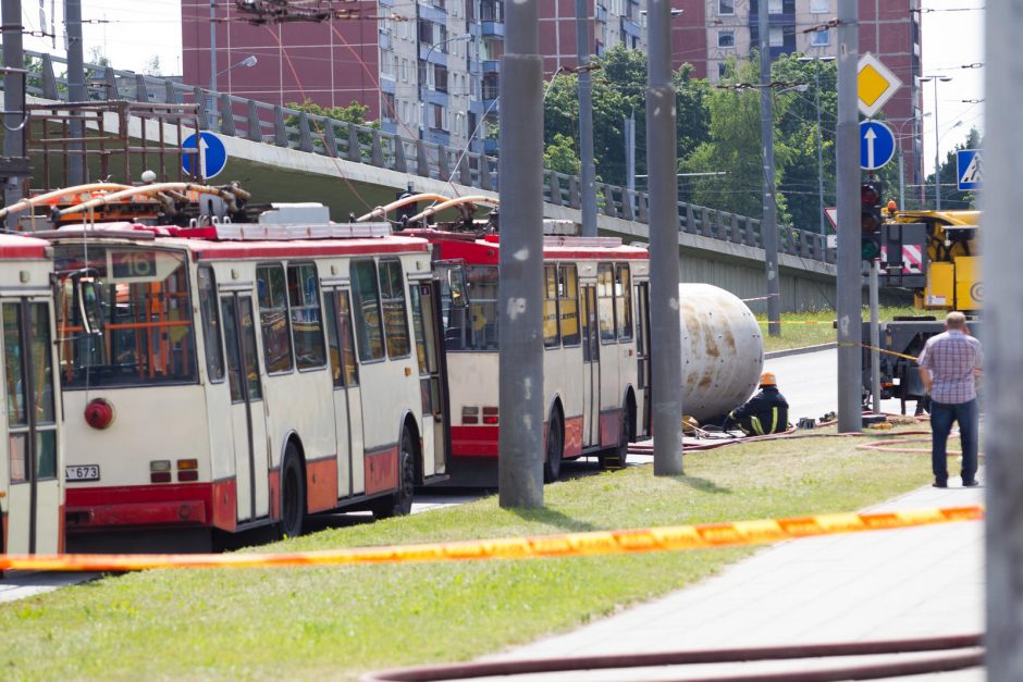 Vilniuje apvirtusi cisterna išvežama, atnaujinamas eismas