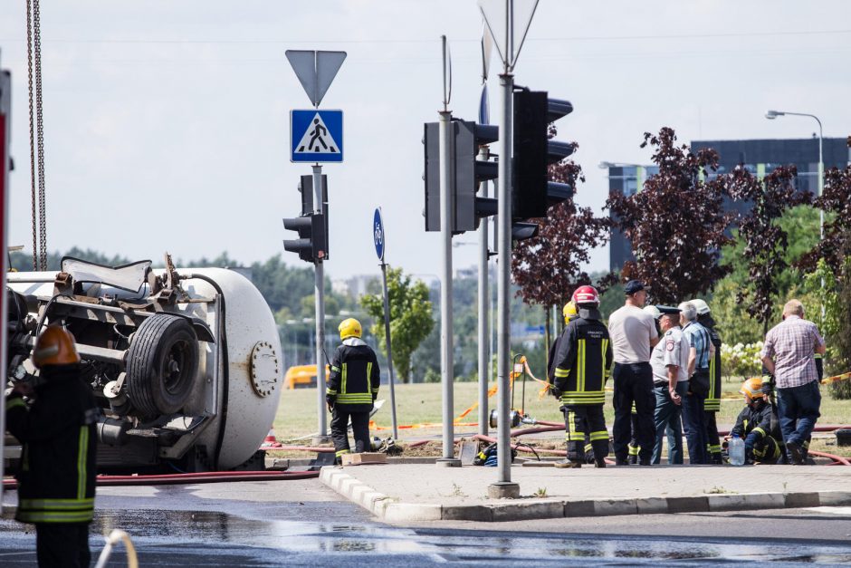 Vilniuje apvirtusi cisterna išvežama, atnaujinamas eismas