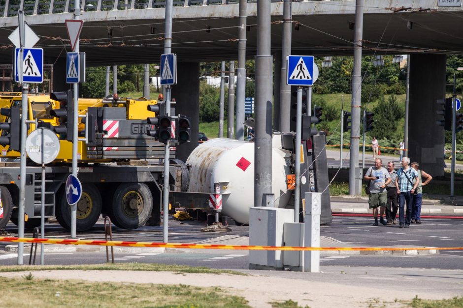 Vilniuje apvirtusi cisterna išvežama, atnaujinamas eismas