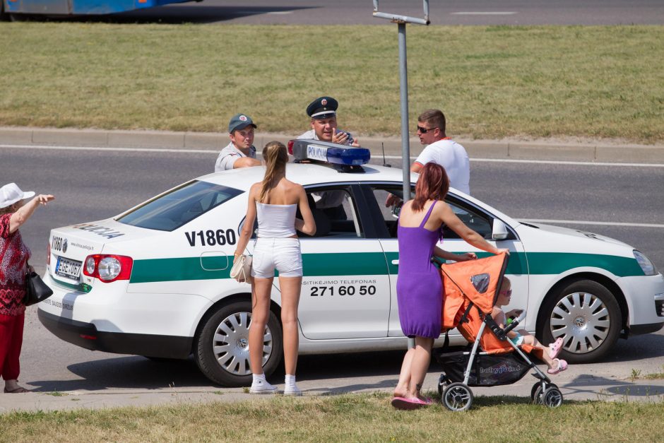 Vilniuje apvirtusi cisterna išvežama, atnaujinamas eismas