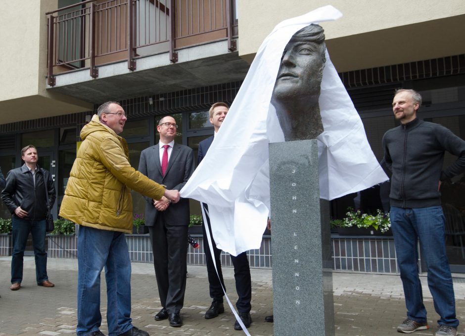 Vilniuje atidengta skulptūra legendiniam „bitlui“ J. Lennonui