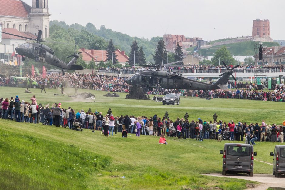 Vilniuje griausminga šventė: karinis miestelis, ginkluotė ir naikintuvai