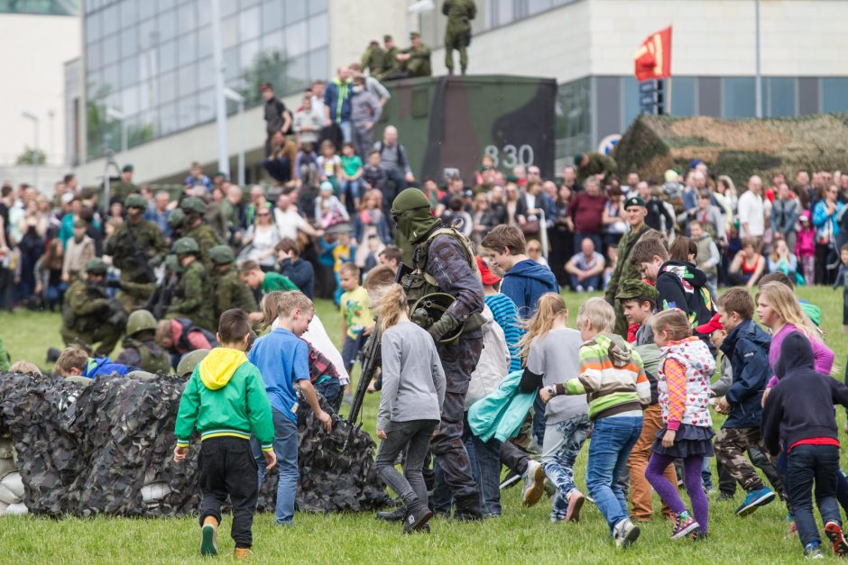 Vilniuje griausminga šventė: karinis miestelis, ginkluotė ir naikintuvai