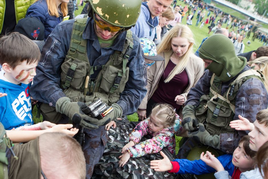 Vilniuje griausminga šventė: karinis miestelis, ginkluotė ir naikintuvai