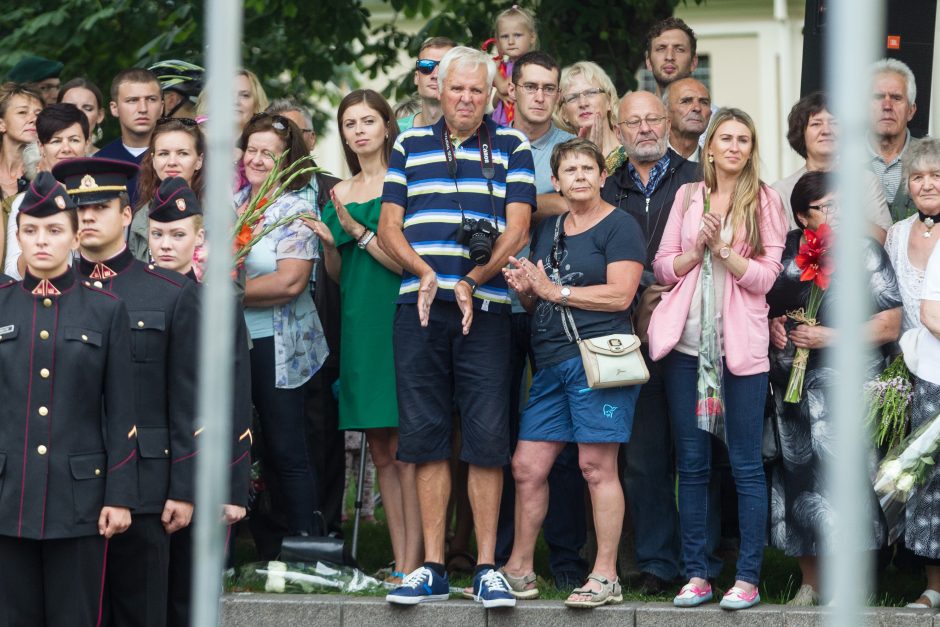 Karo akademijos absolventams suteikti karininko laipsniai