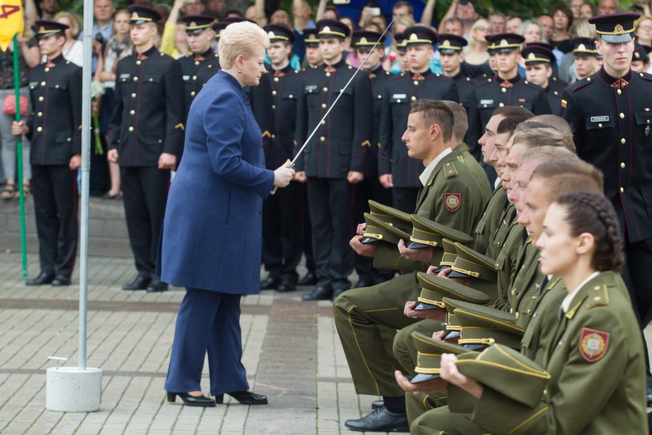 Karo akademijos absolventams suteikti karininko laipsniai