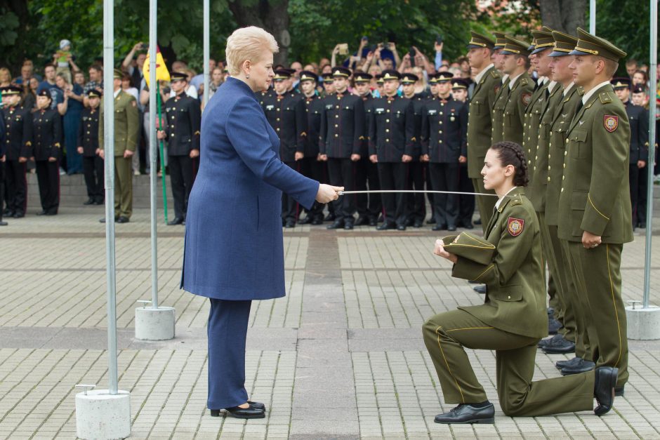 Karo akademijos absolventams suteikti karininko laipsniai