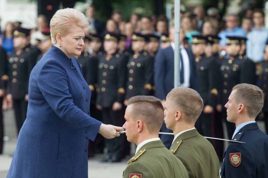 Karo akademijos absolventams suteikti karininko laipsniai