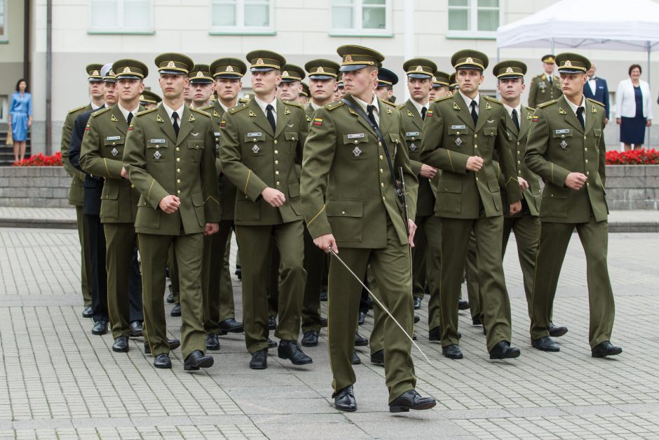 Karo akademijos absolventams suteikti karininko laipsniai