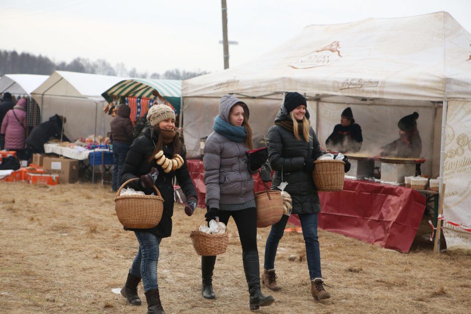 Sartai: minios žmonių, azartiškos lenktynės ir netikėtas gaisras