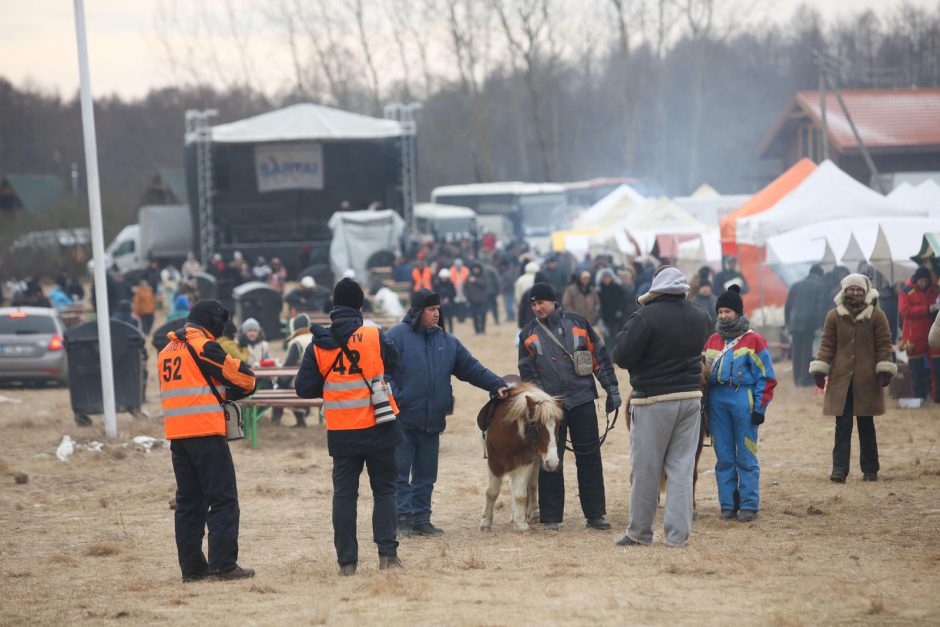 Sartai: minios žmonių, azartiškos lenktynės ir netikėtas gaisras