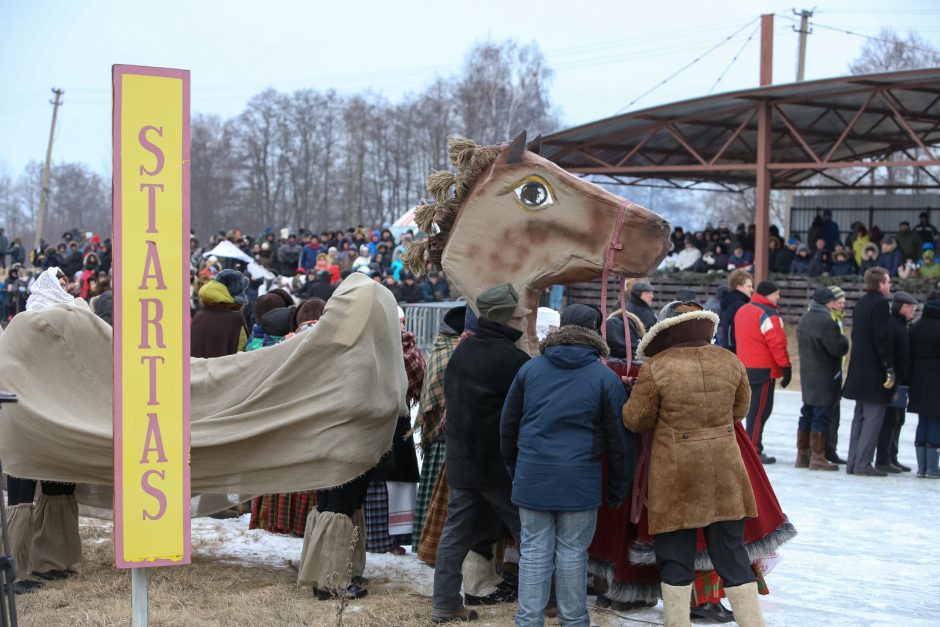 Sartai: minios žmonių, azartiškos lenktynės ir netikėtas gaisras