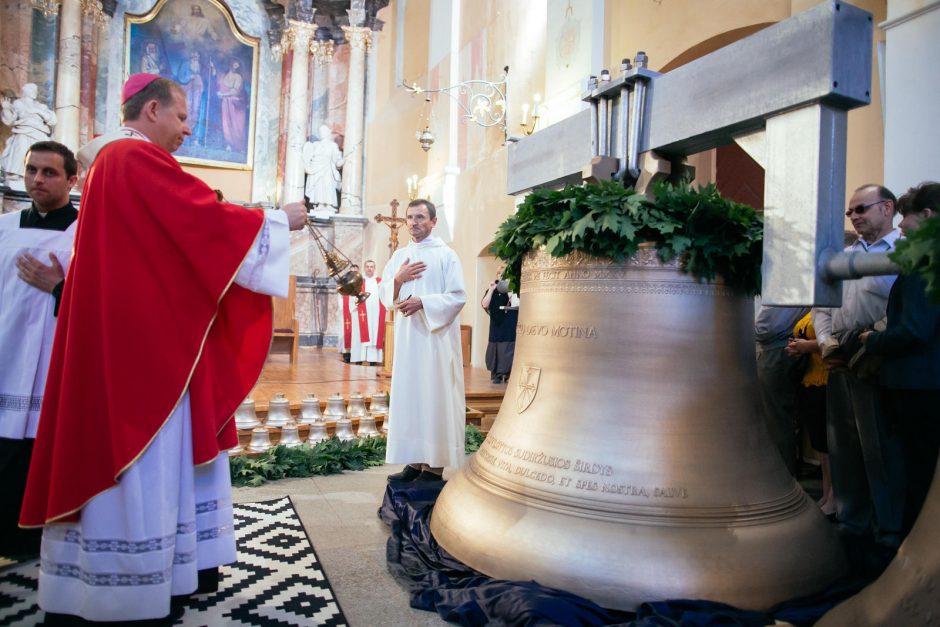 Vilniečiai stebėjo kariljono varpų šventinimą