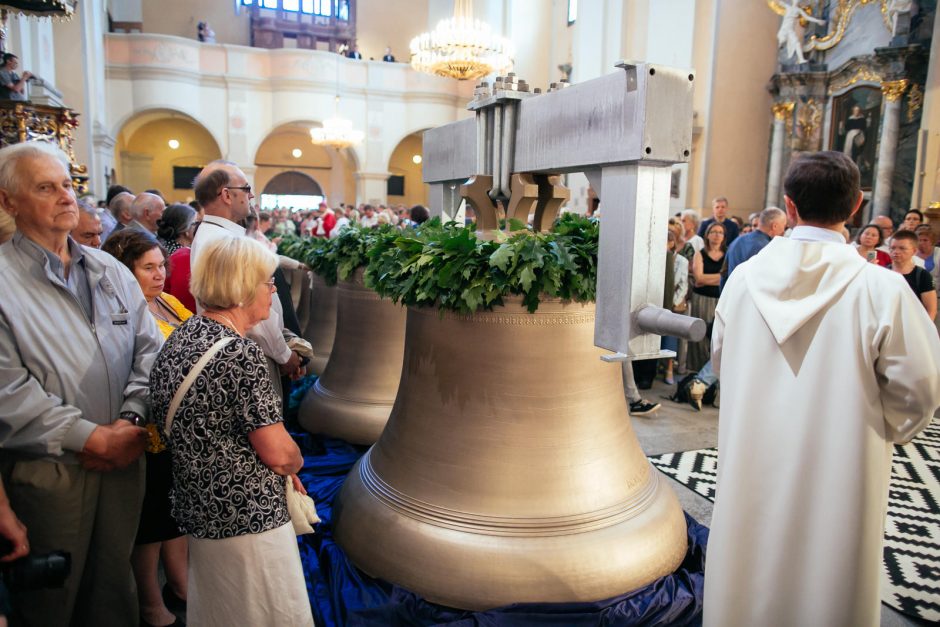 Vilniečiai stebėjo kariljono varpų šventinimą