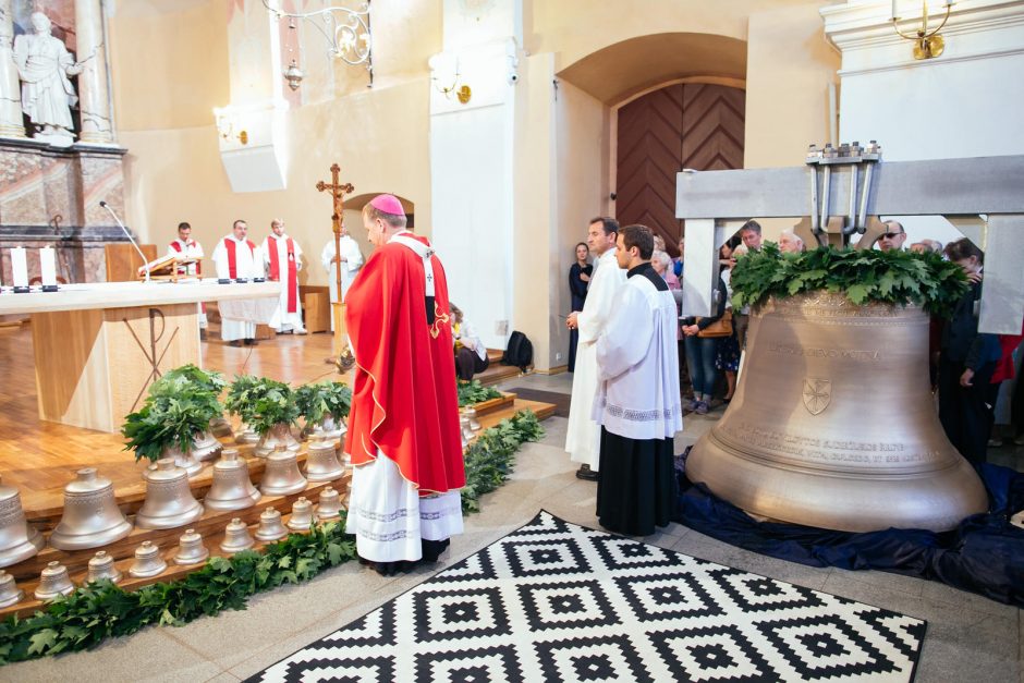 Vilniečiai stebėjo kariljono varpų šventinimą