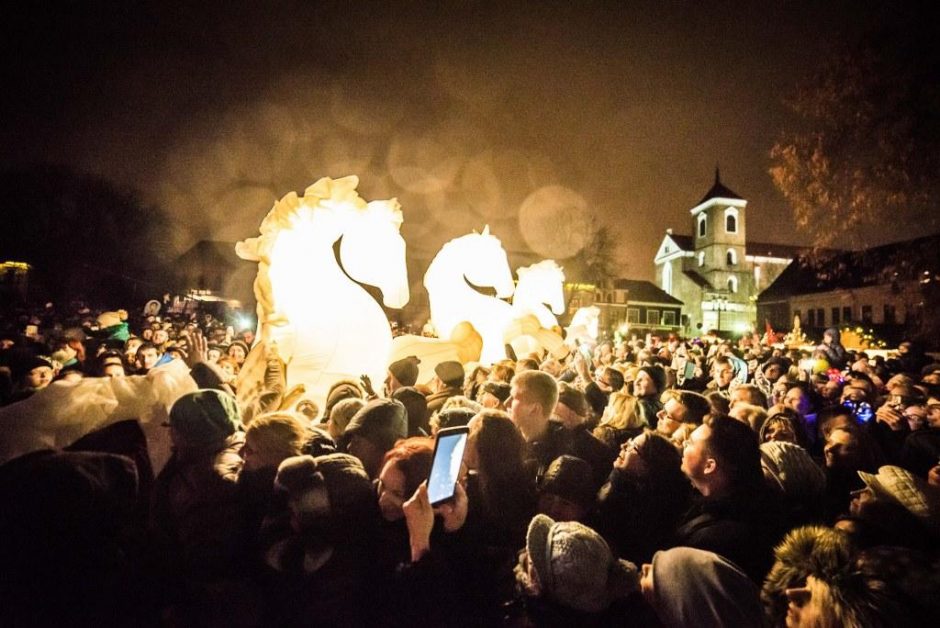 Ilgai laukta akimirka: sužibo pasakiška Kauno eglutė