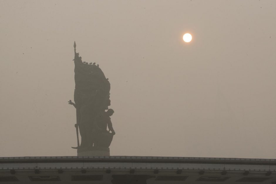 Kinijos Harbino miestą tebegaubia pavojingas smogas