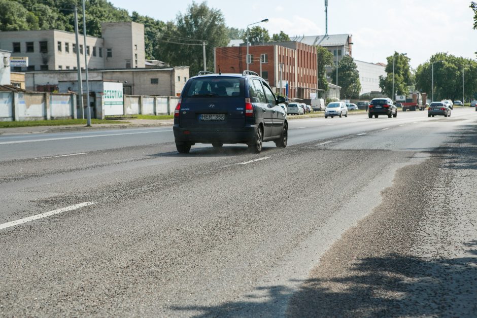 Skubotai tvarkytos gatvės neatlaikė nė metų