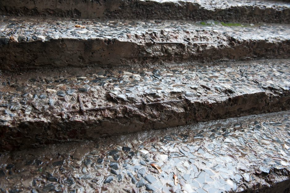 Pėsčiųjų viadukai laukia remonto