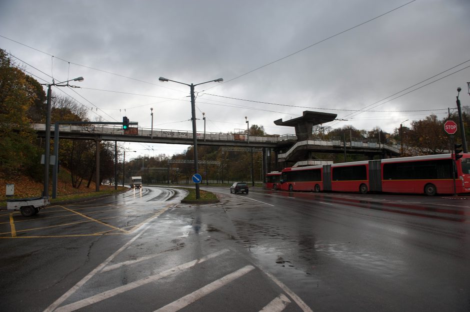 Pėsčiųjų viadukai laukia remonto