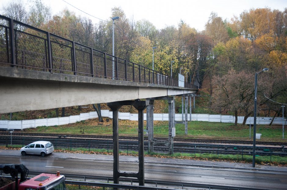 Pėsčiųjų viadukai laukia remonto