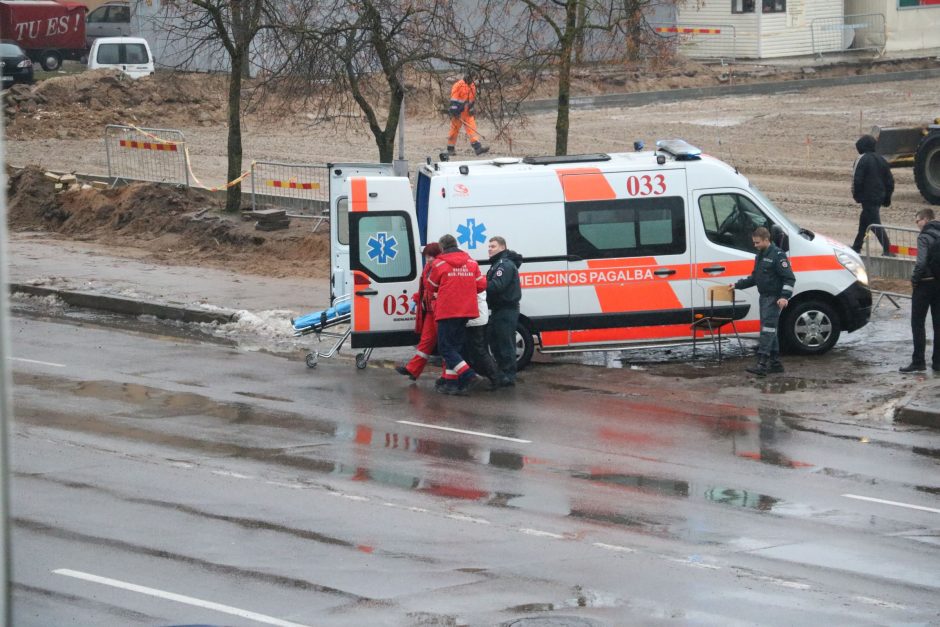 Slidžiu šaligatviu ėjęs alytiškis susižeidė po komisariato langais