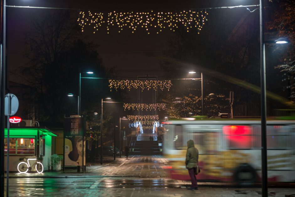 Kaunas puošiasi: sužibo keli kilometrai girliandų ir tūkstančiai dekoracijų