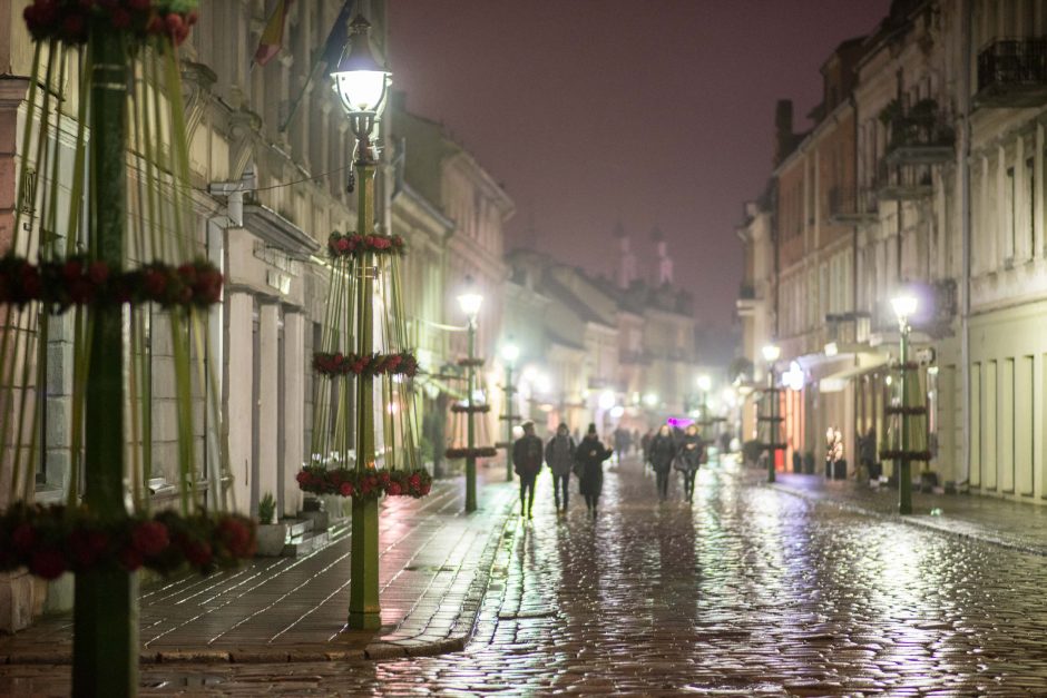 Kaunas puošiasi: sužibo keli kilometrai girliandų ir tūkstančiai dekoracijų