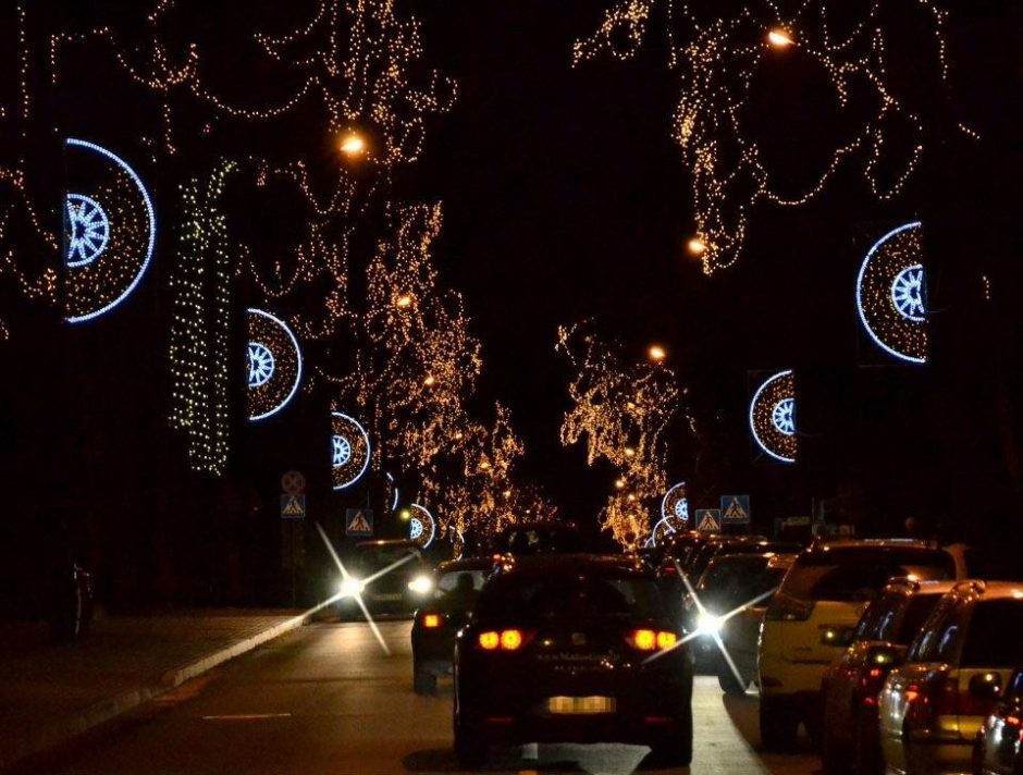 Palanga suspindo tūkstančiais šventinių lempučių