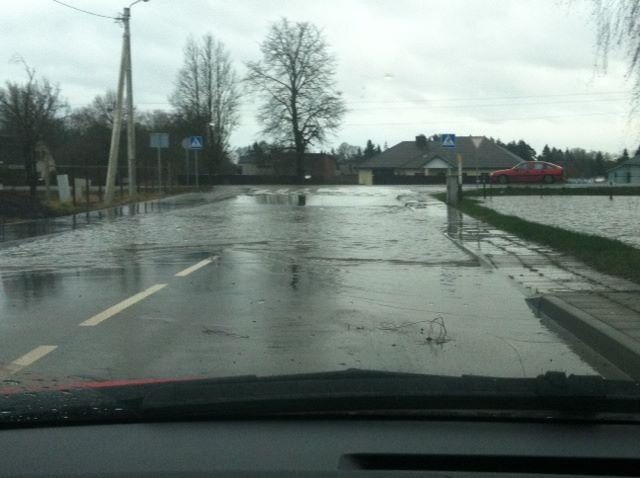 Ramus vakaras Kauno rajone baigėsi į kiemą su vartais įvažiavusiu automobiliu