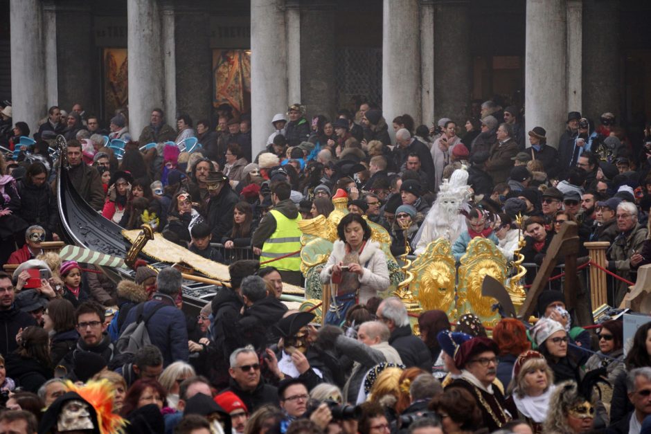 Venecijos karnavalas prasidėjo „angelo skrydžiu“