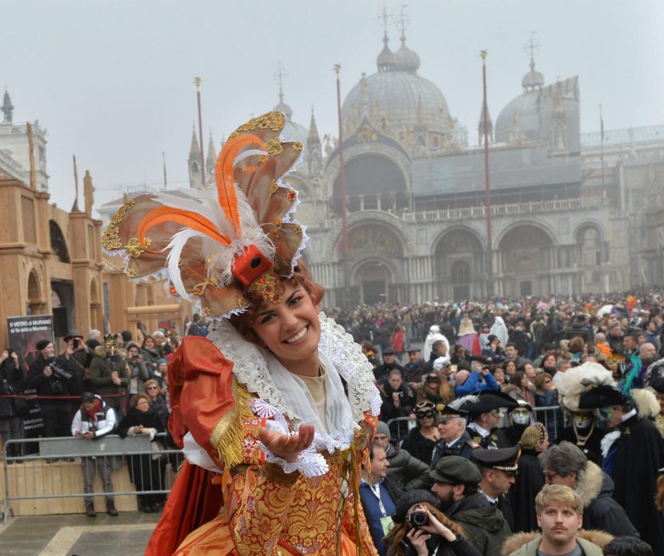 Venecijos karnavalas prasidėjo „angelo skrydžiu“