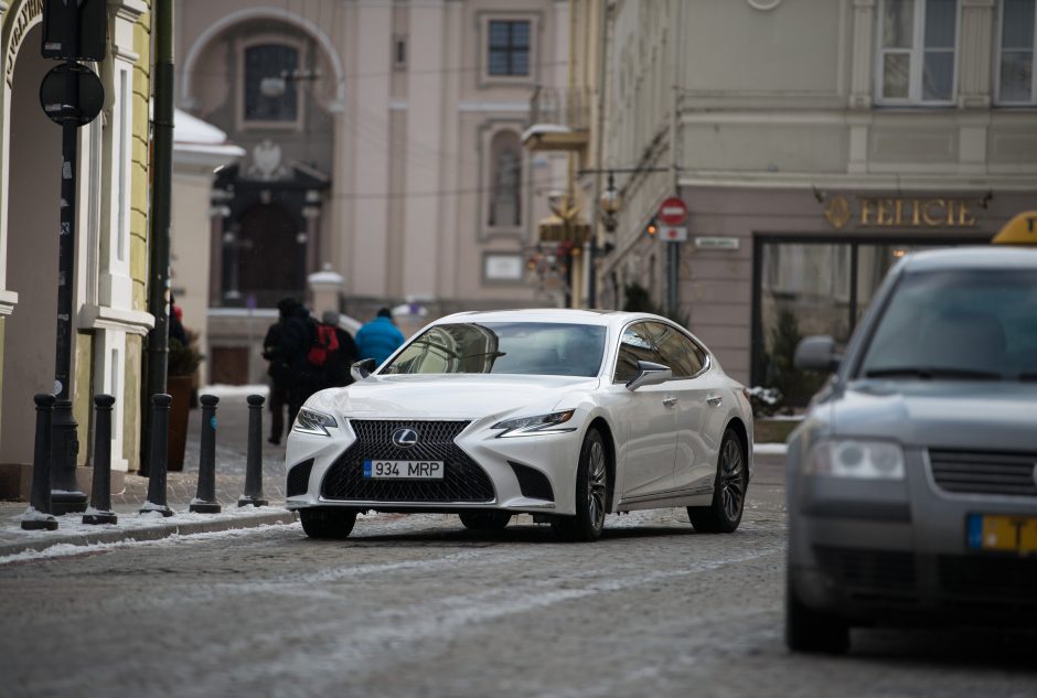 Naujojo „Lexus LS 500h“ garso sistemą įvertino operos solistas E. Montvydas