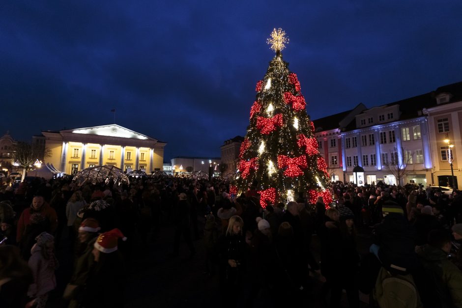 Didžiuosiuose miestuose sužibo Kalėdų eglės: kuri gražiausia?