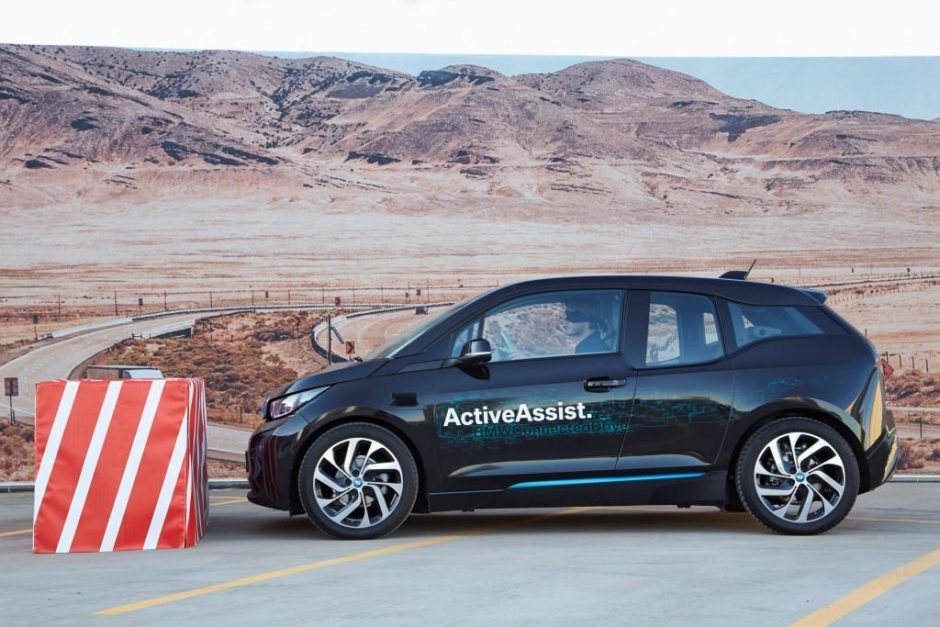 BMW pats randa laisvą vietą daugiaaukštėje aikštelėje