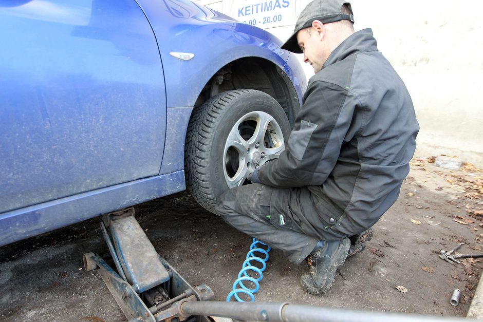 Vasarinių padangų vairuotojai keisti neskuba?