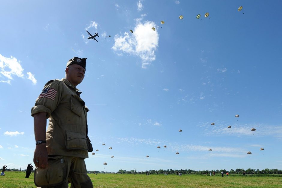 Normandijos desanto metinėms – įspūdingas parašiutininkų pasirodymas