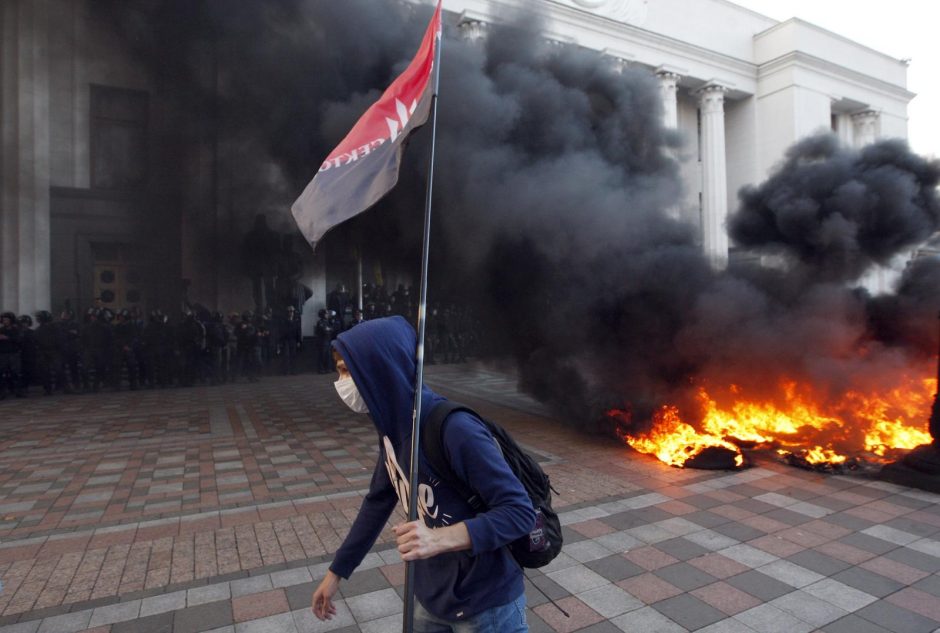 Prie Ukrainos Rados per demonstraciją dėl liustracijos įstatymo kilo susirėmimai