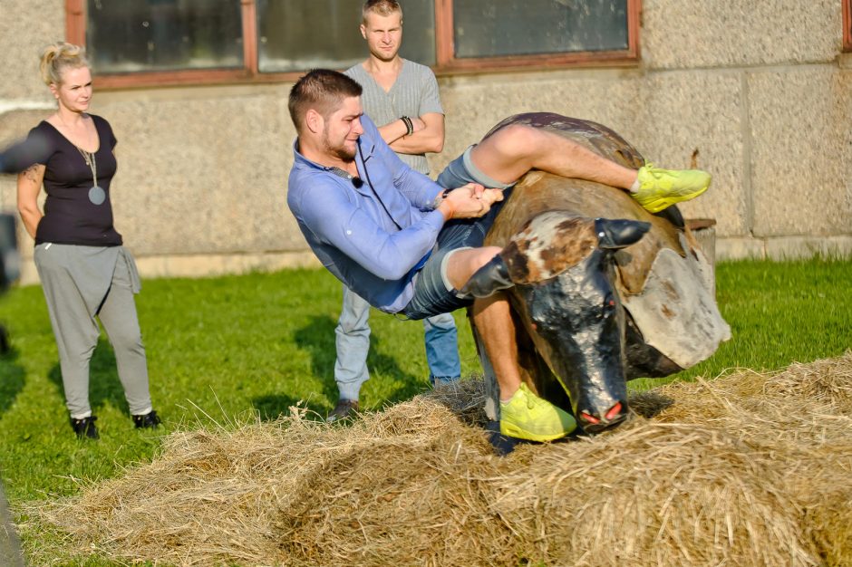 „IššŪKIS kaime“ vyriška kova: išsiųstas žvaigždžių kirpėjas Robertas