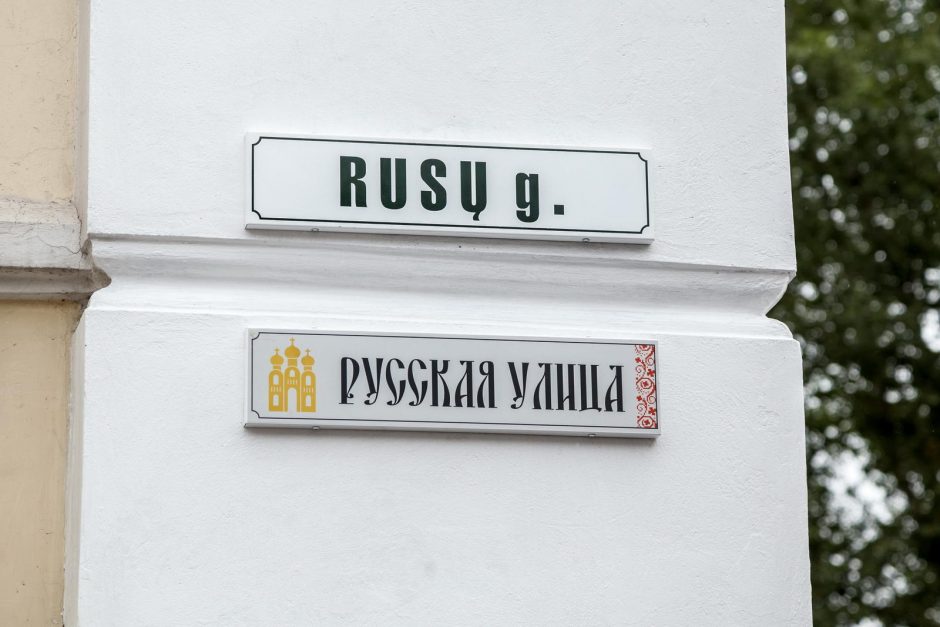 Varšuvos ir Rusų gatvėse Vilniuje pakabintos lentelės lenkų ir rusų kalbomis